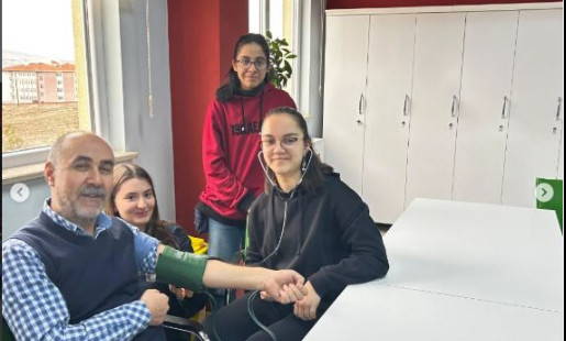 Öğrenciler Öğretmenlerinin Tansiyonunu Ölçtü Ahi Evran Anadolu Lisesi Öğrencileri, dolaşım