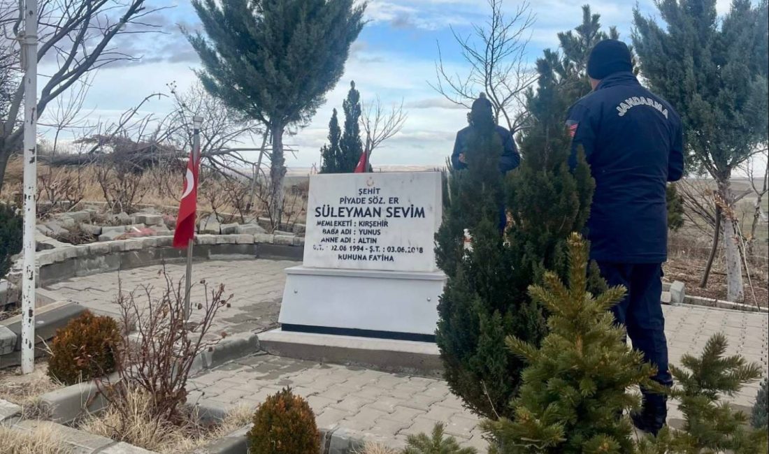 Kırşehir İl Jandarma Komutanlığı Şehit Kabirlerini Ziyaret Etmeye Devam Ediyor.